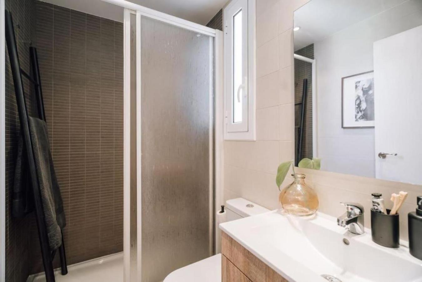 Bolia - 2 Bedroom And Terrace In Eixample Esquerra Apartment Barcelona